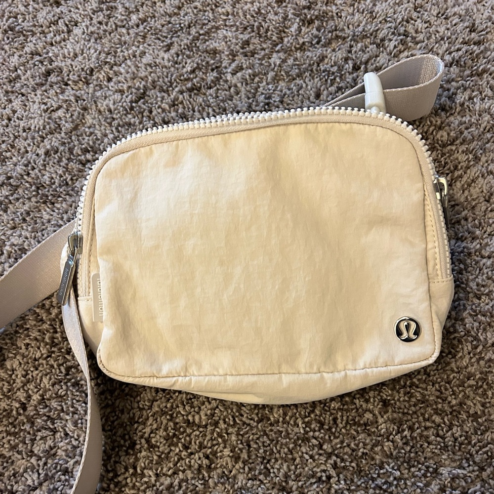 White lululemon belt bag never worn